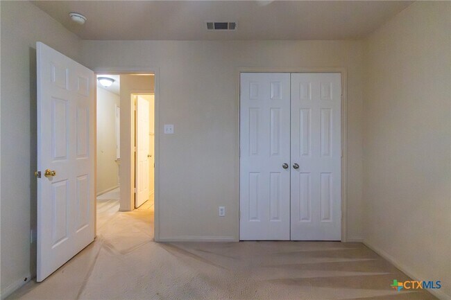 Building Photo - 2203 Maedell Dr