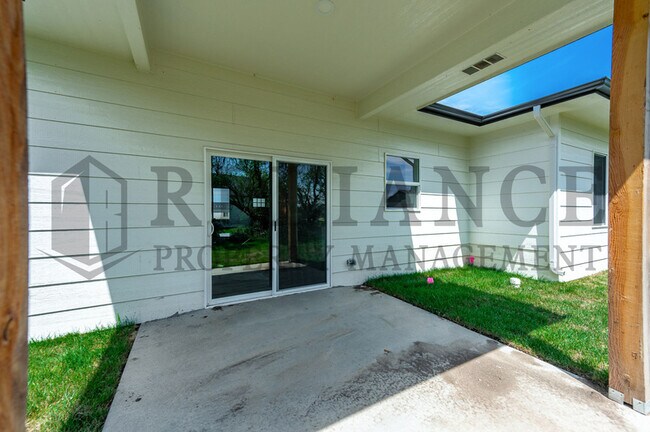 Building Photo - 613 Elmwood St