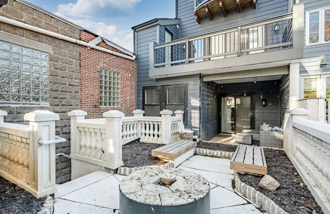 Building Photo - 235 E Market St