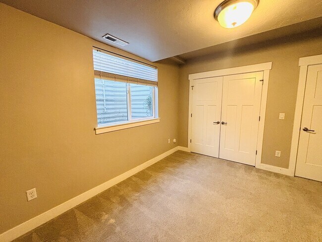 Building Photo - 11528 S 4055 W