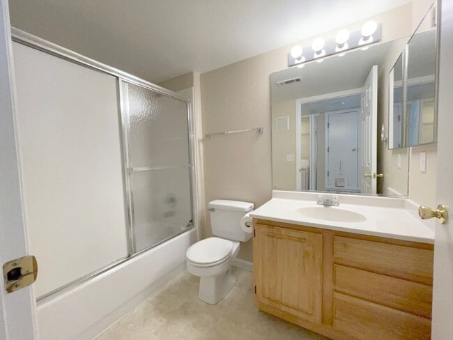 Building Photo - 3 bedroom condo in Broomfield! Master bedr...