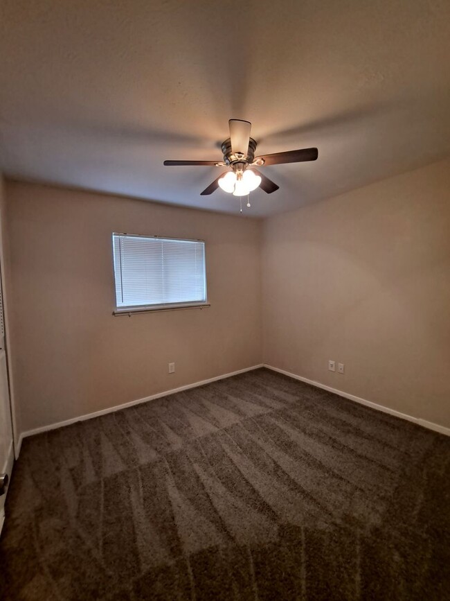 Building Photo - Move In Ready!  3/2/2 Great Location