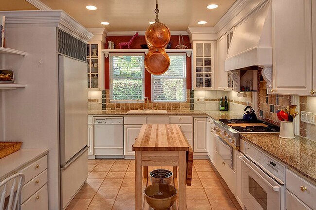 Building Photo - Queen Anne Home