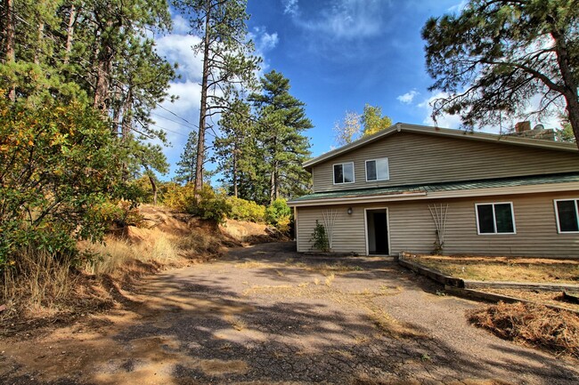 Building Photo - 3 bed 2 bath mountain rental