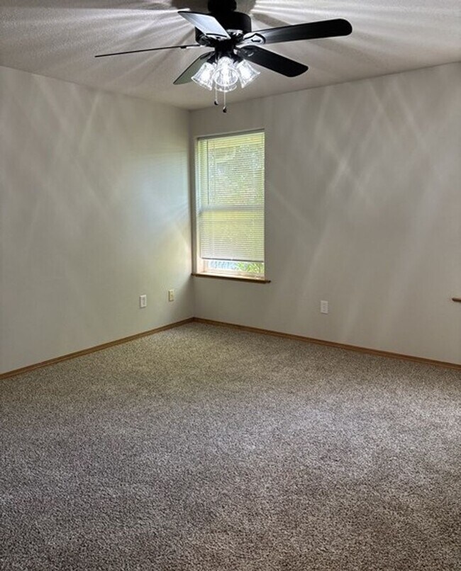 Building Photo - 3Bd/2Ba Single Story House - Available to View!