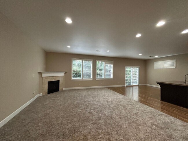 Building Photo - Gorgeous 4 Bed, 2.5 Bath Tuscany Home!