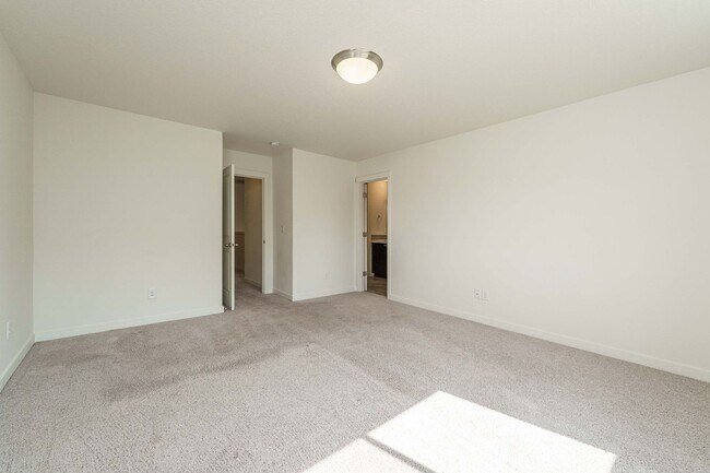 Building Photo - Light, Bright & Move-In Ready – 3BR Gem in Prime Ridgefield Location!  (Pet Friendly)