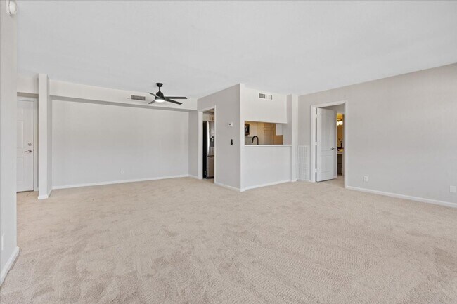 Building Photo - RENOVATED 3BD/2BA LV COUNTRY CLUB GUARD GATED