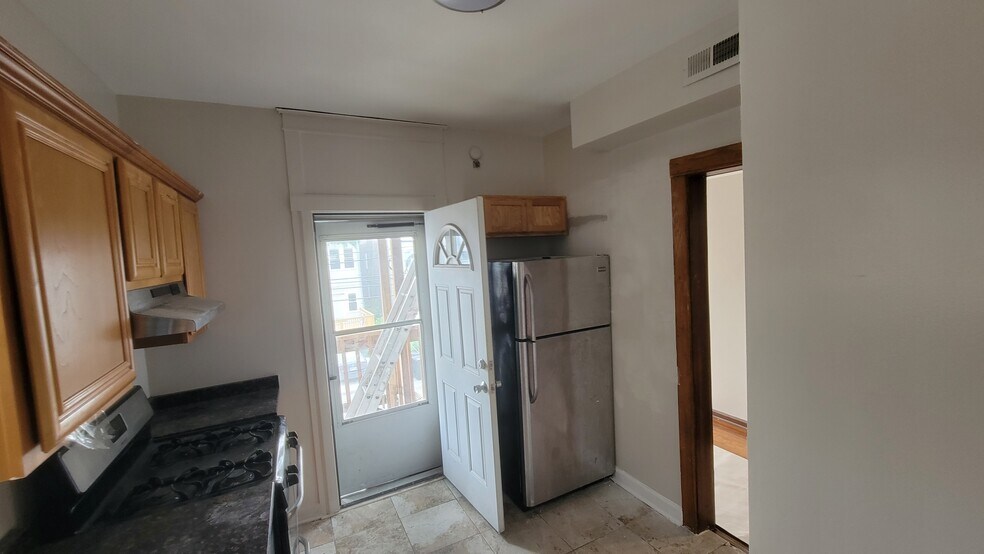 Kitchen - 6437 N Glenwood Ave