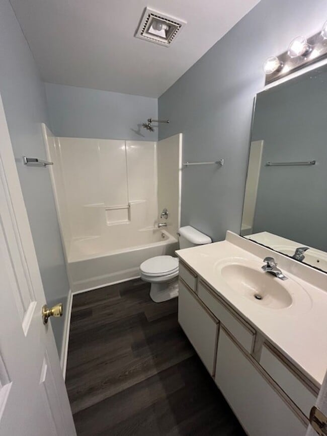 Building Photo - Comfortable and Convenient 3 Bedroom Townhome in Wilmington, NC