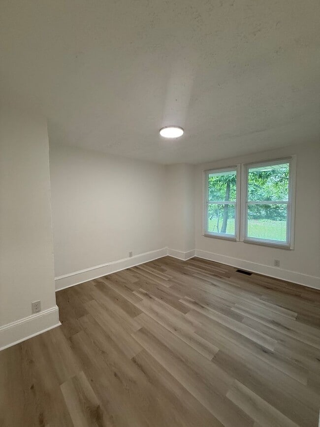 Building Photo - Space, Style & Location—All Under One Roof—For $1250 a Month
