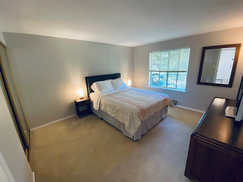 Bedroom - Queen Bed - 424 102nd Ave SE