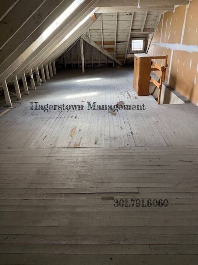 Building Photo - Beautiful 3 BR 1 BA Duplex