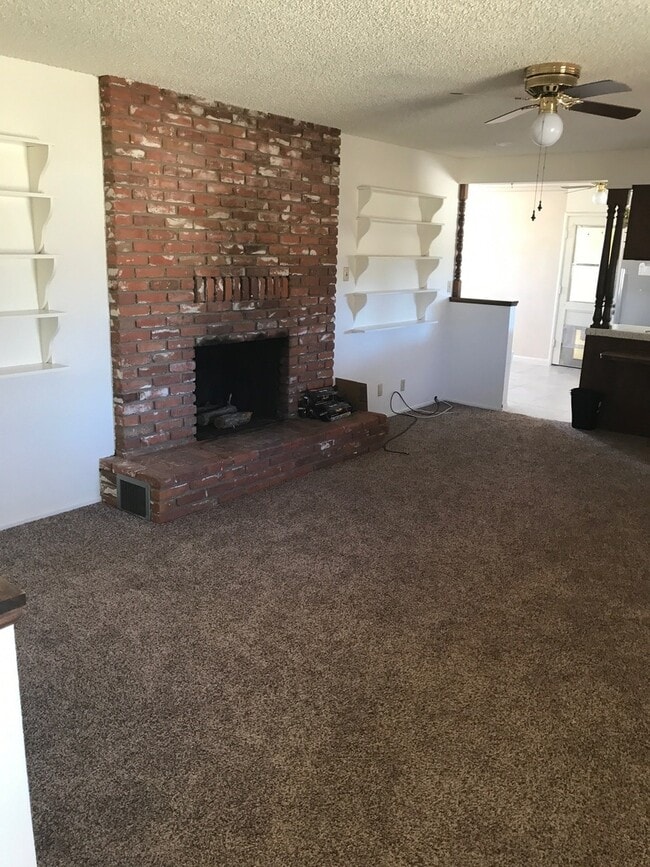 Building Photo - COUNTRY LIVING 2 BEDROOM HOME IN APPLE VALLEY