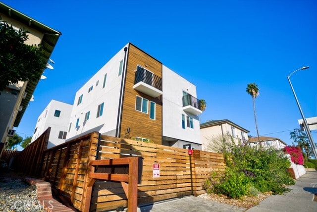 Building Photo - 11639 Burbank Blvd