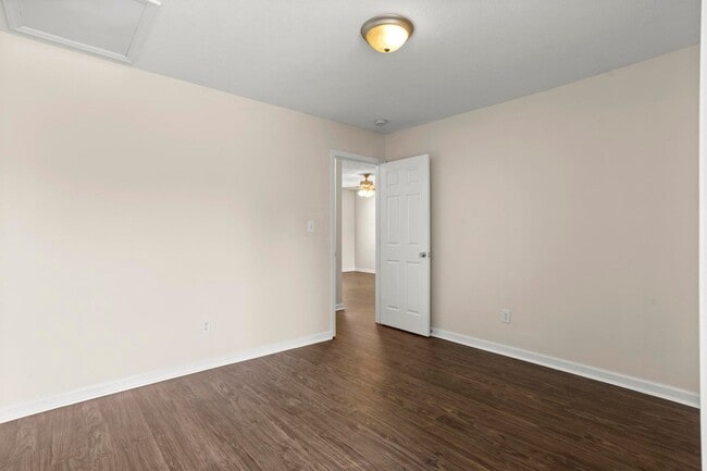 Building Photo - Minutes to Back Gate of Camp Lejeune!