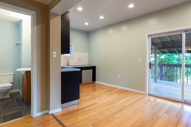 Building Photo - Updated 3BR 3 bath House with off street p...