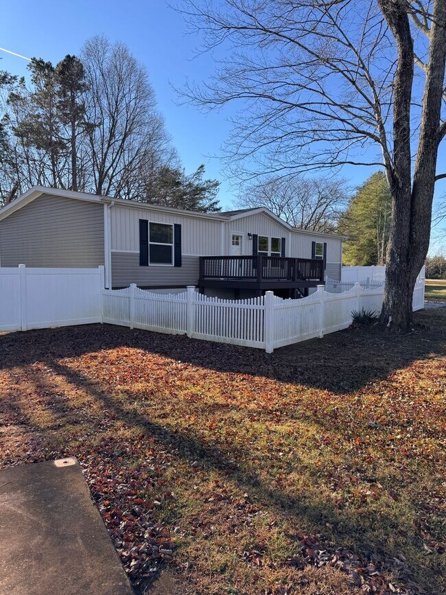 Building Photo - 3 Bedroom || 2 Bathroom in Concord