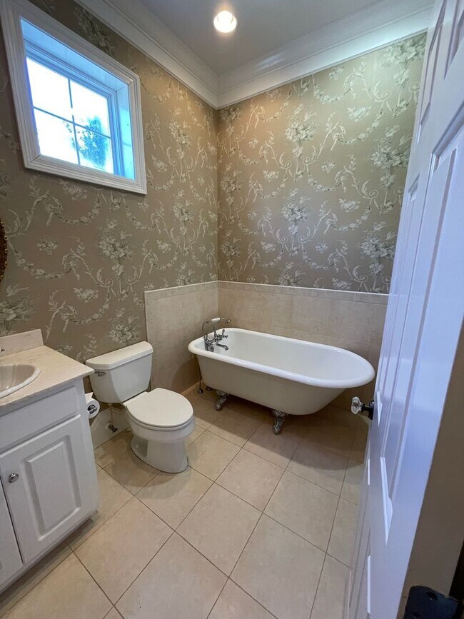 Building Photo - Avialable now!! 2 Bedroom, 2 Bath Cottage ...