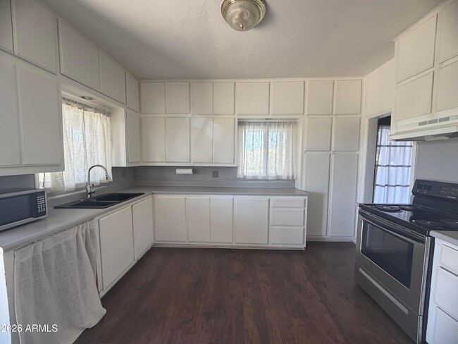 Building Photo - 1328 E Maddock Rd