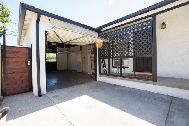 Building Photo - Lakewood Home, 2 Bedroom, 1 Bath with GREAT Backyard Space!