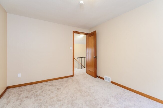 Building Photo - 65 W Bellecrest Ave