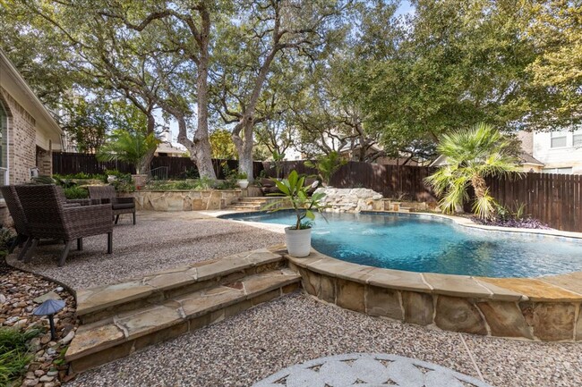 Building Photo - 4 Bedroom 3.5 Bath Heights At Stone Oak Subdivision