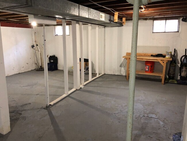 Building Photo - Well Maintained 3Bed/2Bath Single Family HUGE Backyard!