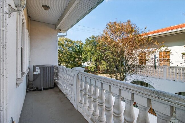 Building Photo - 5601 Bayshore Blvd