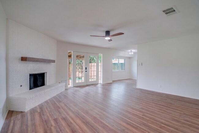 Building Photo - 606 Splitrock
