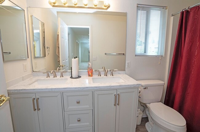 Building Photo - Spacious 4-Bedroom in Renton’s Serenity Ridge