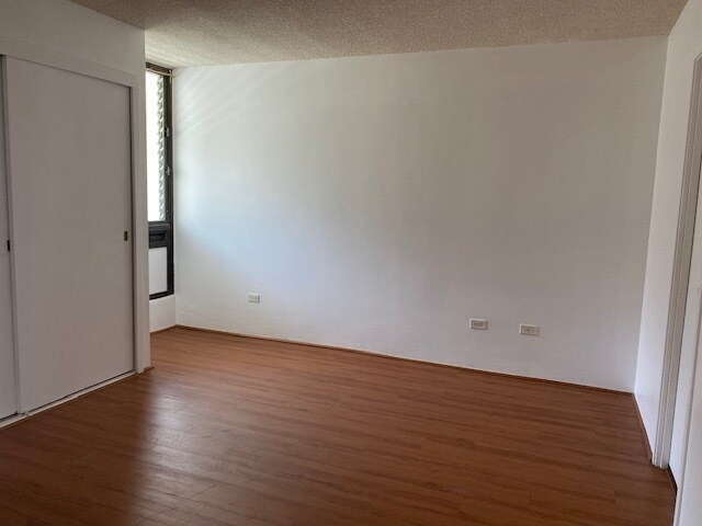 Building Photo - 521 Hahaione St