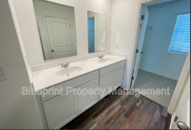 Building Photo - 229 Chelsea Pk Cir
