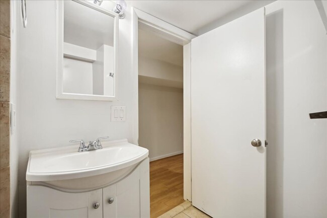 Building Photo - Pet Friendly Luxury DC TH - 3 bed +  3.5 B...