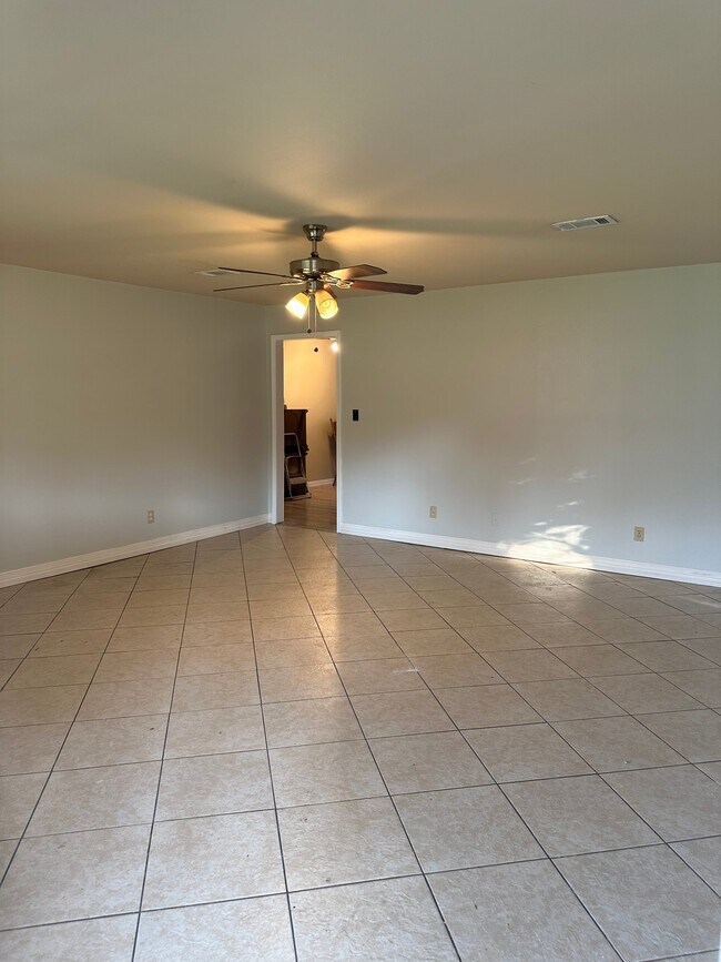 Building Photo - 1703 Orval Rd