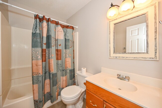 Building Photo - Duplex in Sandy - Available NOW!