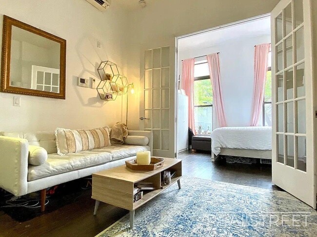 Building Photo - 72 Maujer St