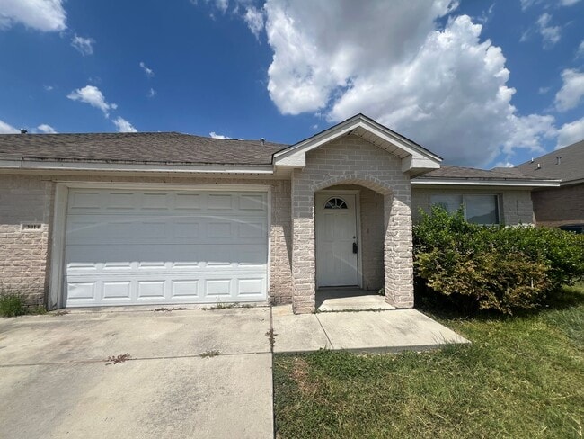 Primary Photo - Large 3/2/2 Duplex with Easy Access to IH ...