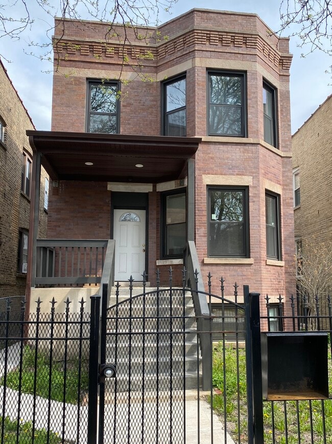 Primary Photo - 5224 W Montrose Ave