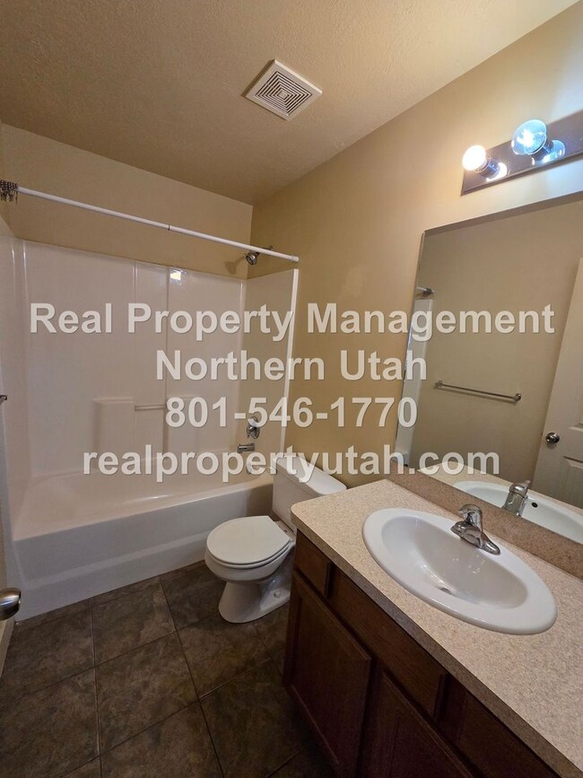 Building Photo - 3 Bedroom 2 Bath Townhome in West Haven Av...