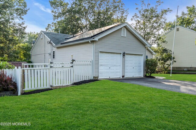 Building Photo - 220 Middie Ln