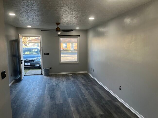Building Photo - 5174-5174 Belle Isle Dr