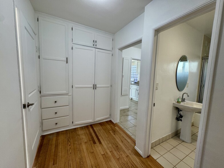 Building Photo - 6122 S Fairfax Ave