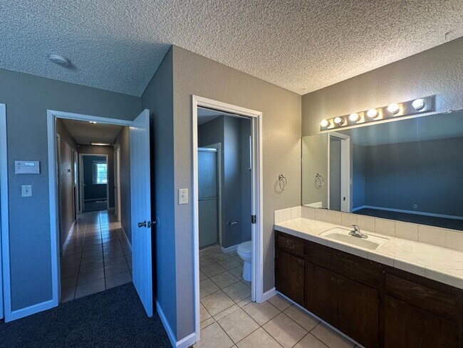 Building Photo - 1175 E Edison St