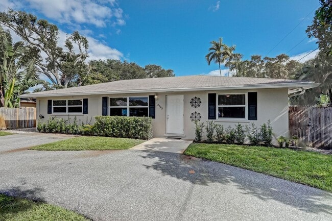 Building Photo - 2545 Venice Dr