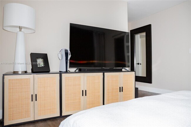 Building Photo - 3375 N Country Club Dr