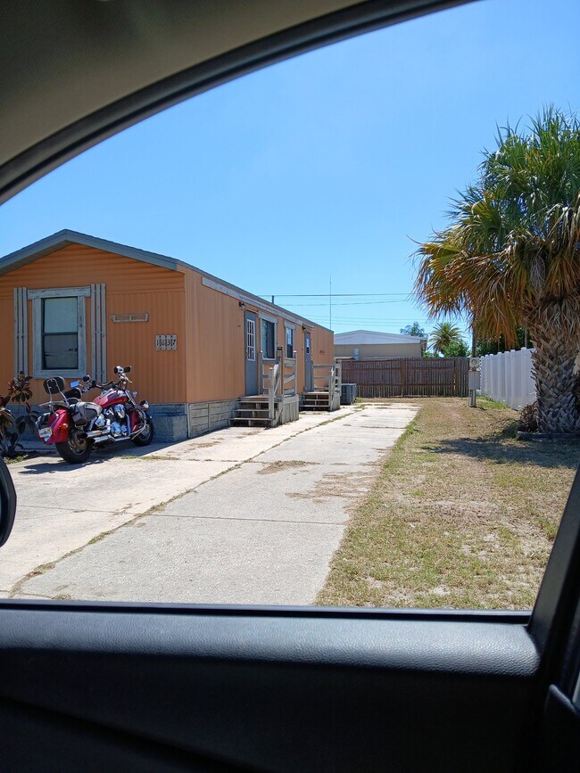 Building Photo - 1837 Holiday Dr