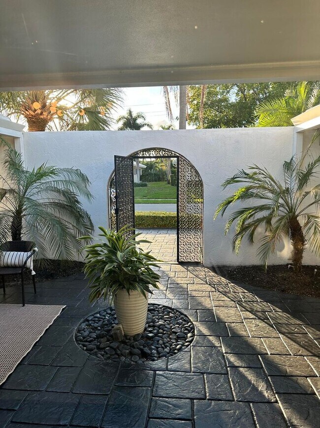 Building Photo - 1080 Walnut Terrace