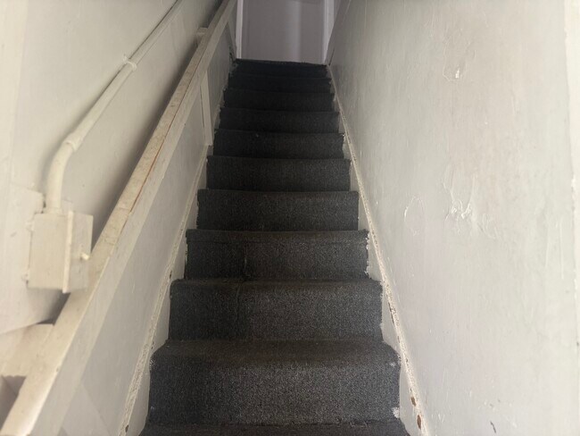 Building Photo - 601 Alexander Ave