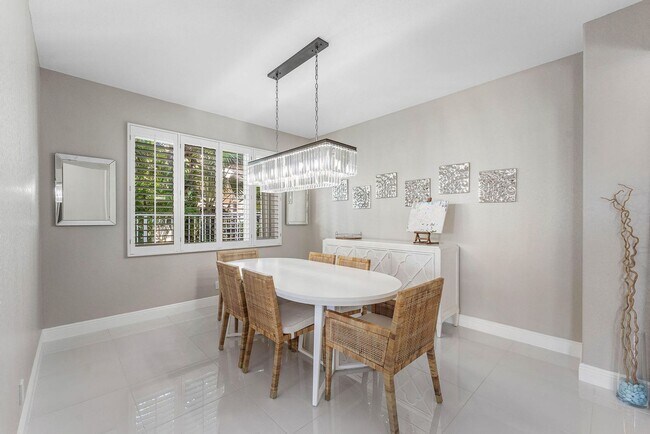 Building Photo - 121 Palm Cir